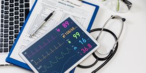 0224 Image-of-tablet-mobile-cardiac-telemetry-system-medical-industry 820x410