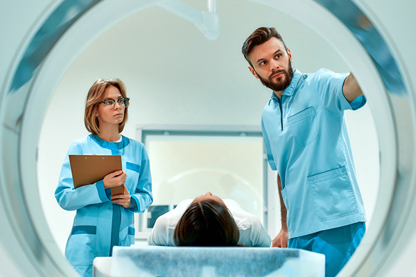 0425-photo-of-doctors-and-patient-during-mri-scan